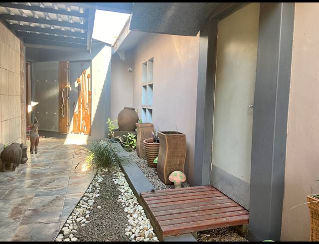 4 BEDROOM HOUSE TO LET IN MEER EN SEE